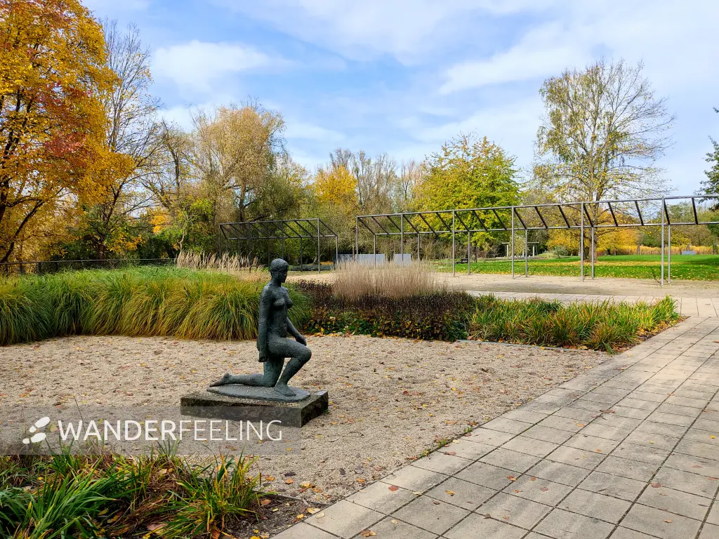 202311020-07 - Skulptur auf Ziegenwerder in Frankfurt (Oder), Seenland Oder-Spree, Brandenburg, Deutschland