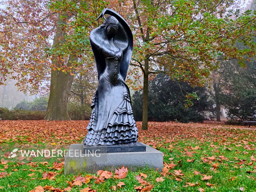 202210310-58 - Skulptur einer Tangotänzerin im Theaterpark in Brandenburg an der Havel, Havelland, Brandenburg, Deutschland