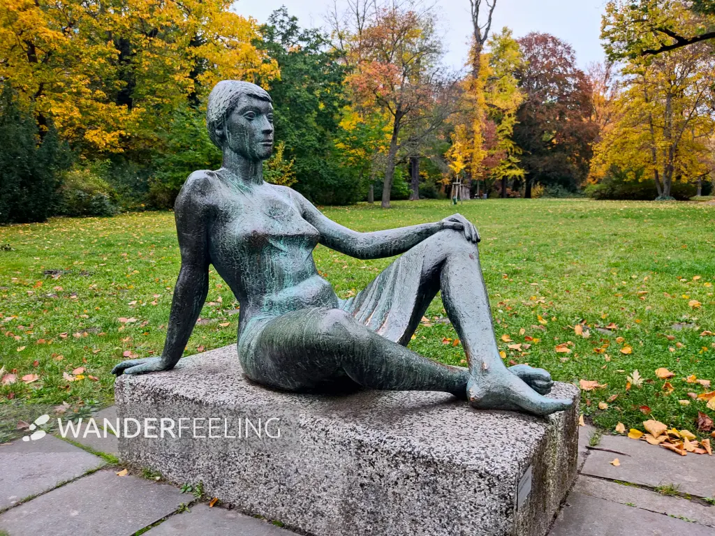202311020-41 - Skulptur im Lennépark in Frankfurt (Oder), Seenland Oder-Spree, Brandenburg, Deutschland
