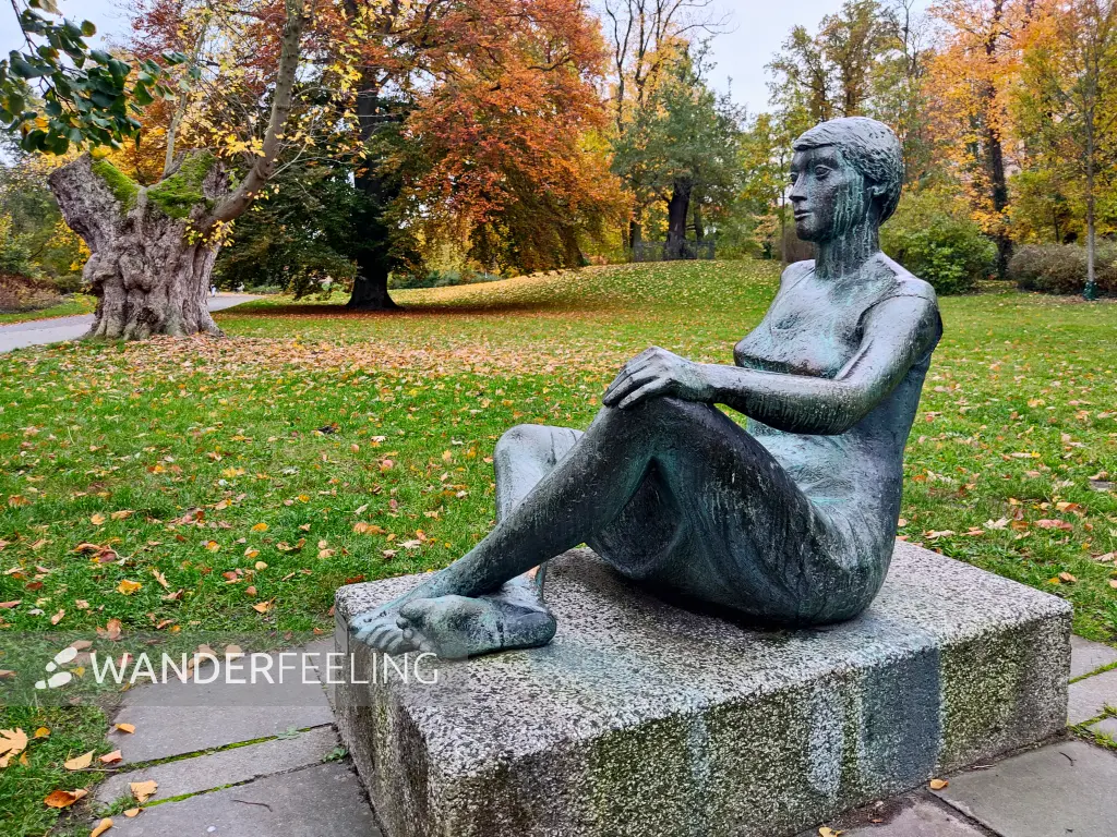 202311020-42 - Skulptur im Lennépark in Frankfurt (Oder), Seenland Oder-Spree, Brandenburg, Deutschland