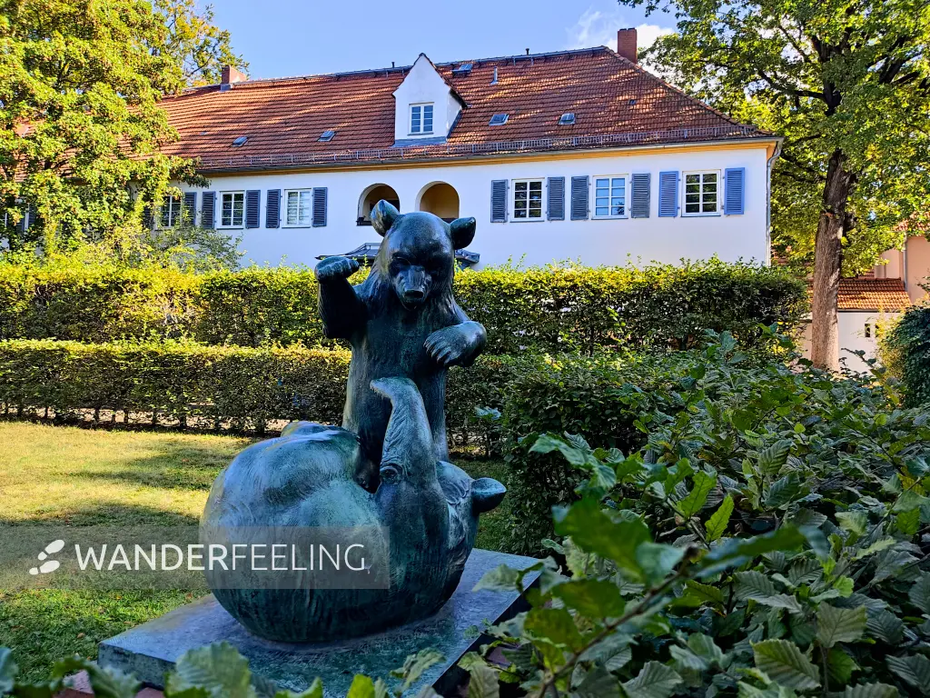 202310080-14 - Skulptur in der Siedlung Siemensstadt in Siemensstadt, Berlin, Deutschland