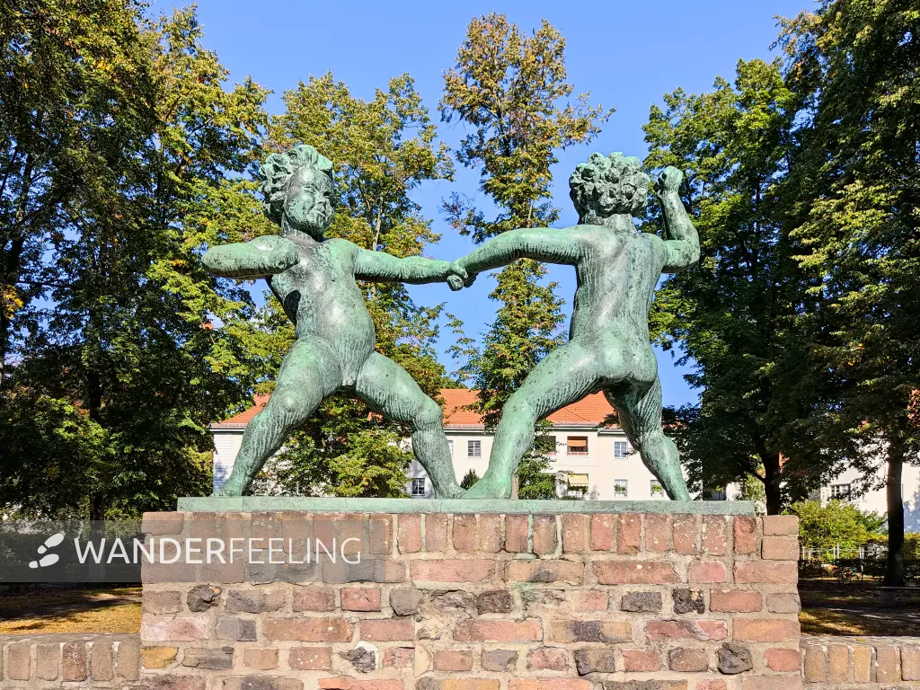202310080-16 - Skulptur in der Siedlung Siemensstadt in Siemensstadt, Berlin, Deutschland