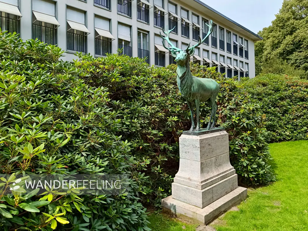 202407090-45 - Skulptur vor dem Parkhotel im Bremer Bürgerpark, Bremen, Deutschland