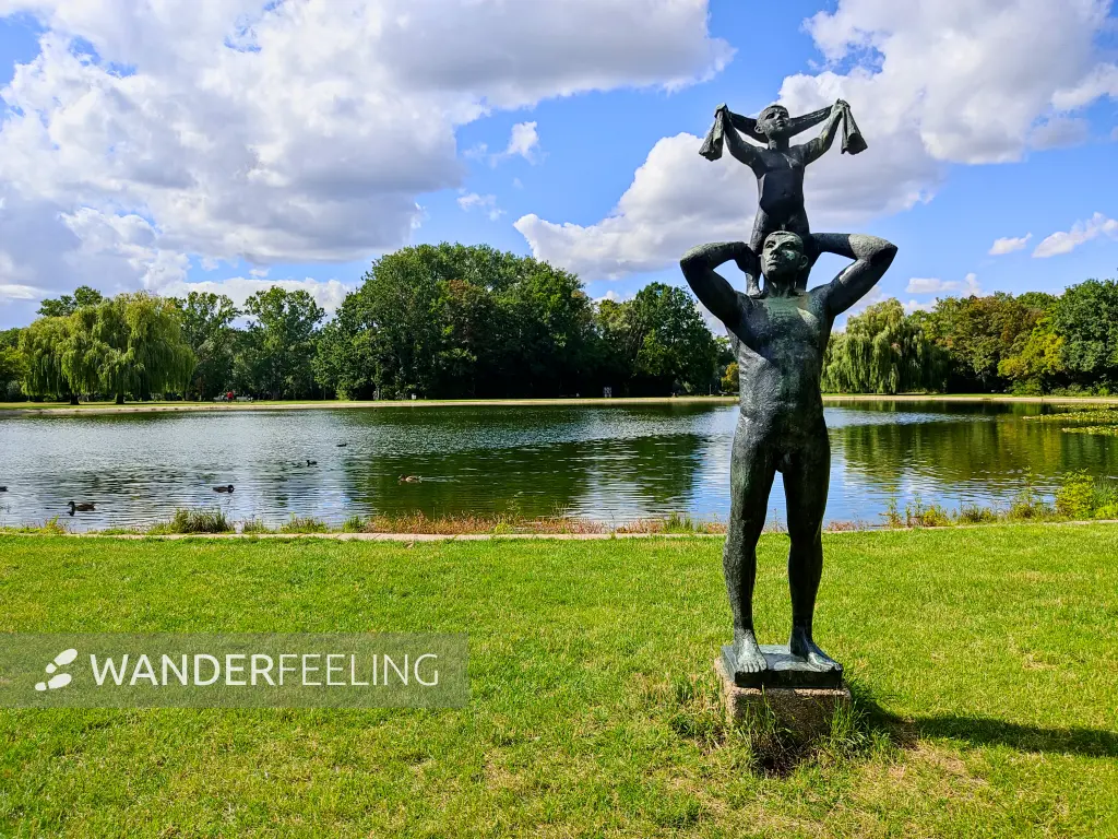 202308090-40 - Skulpturen vor dem Segelteich in Halle, Sachsen-Anhalt, Deutschland