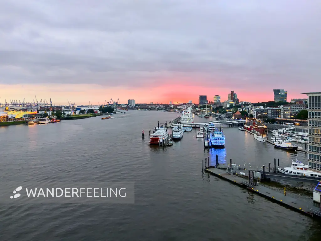 202308231-45 - Sonnenuntergang über der Elbe an der HafenCity, Hamburg, Deutschland