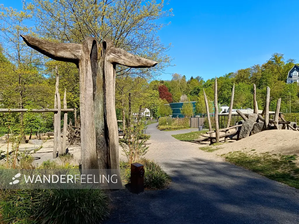 202604230-25 - Spielplatz am Neanderthal-Museum im Düsseltal, Bergisches Land, Nordrhein-Westfalen, Deutschland