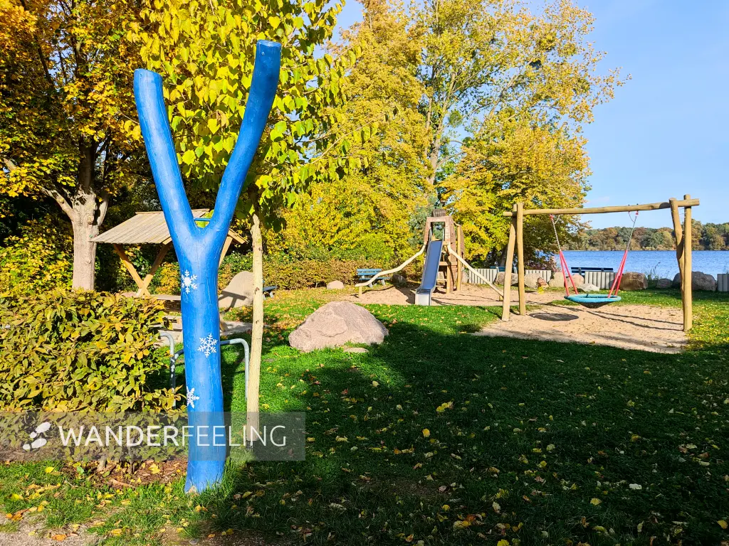 202310300-12 - Spielplatz am Tiefwarensee bei Waren, Mecklenburgische Seenplatte, Mecklenburg-Vorpommern, Deutschland