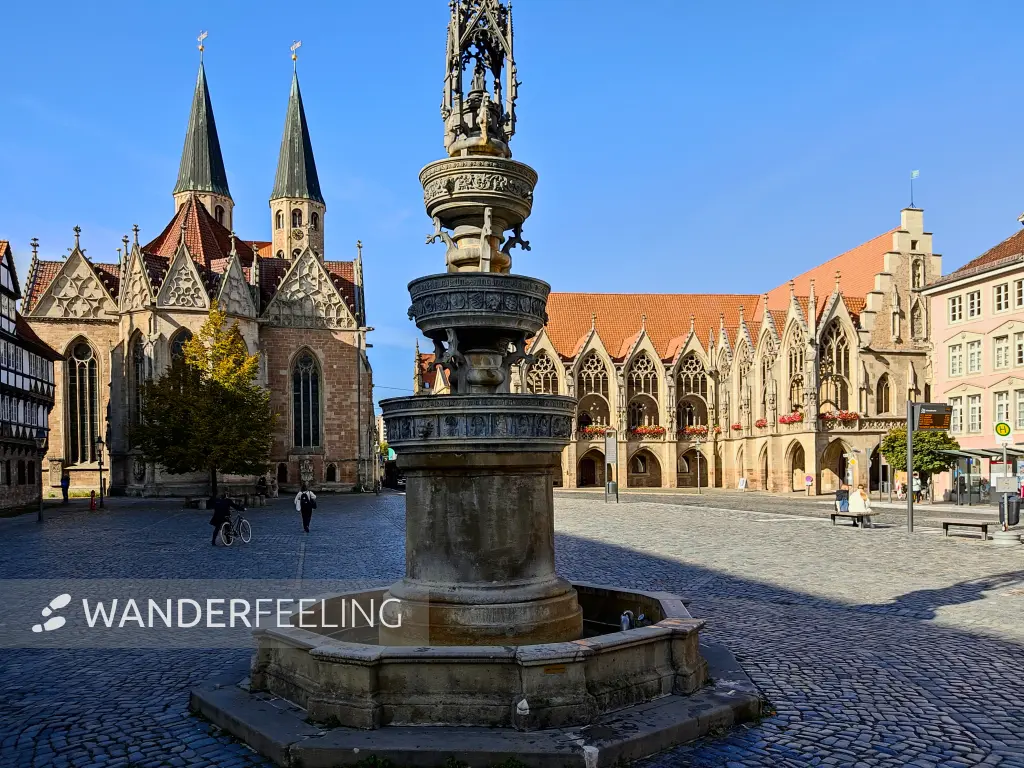 202210040-25 - St. Martini, Altstadtmarktbrunnen und Altstadtrathaus in Braunschweig, Niedersachsen, Deutschland