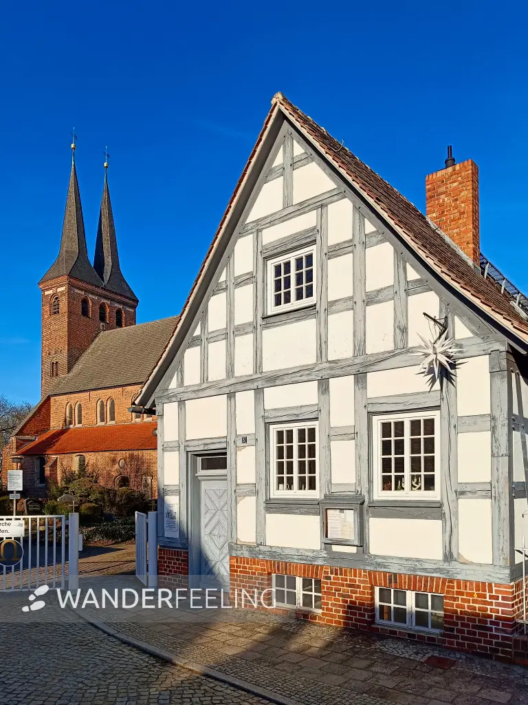 202512150-11 - Stadtkirche Kirchhain und Gemeindehaus in Doberlug-Kirchhain, Elbe-Elster-Land, Brandenburg, Deutschland