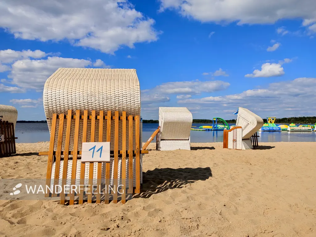 202309150-13 - Strand am Senftenberger See bei Großkoschen, Lausitz, Brandenburg, Deutschland