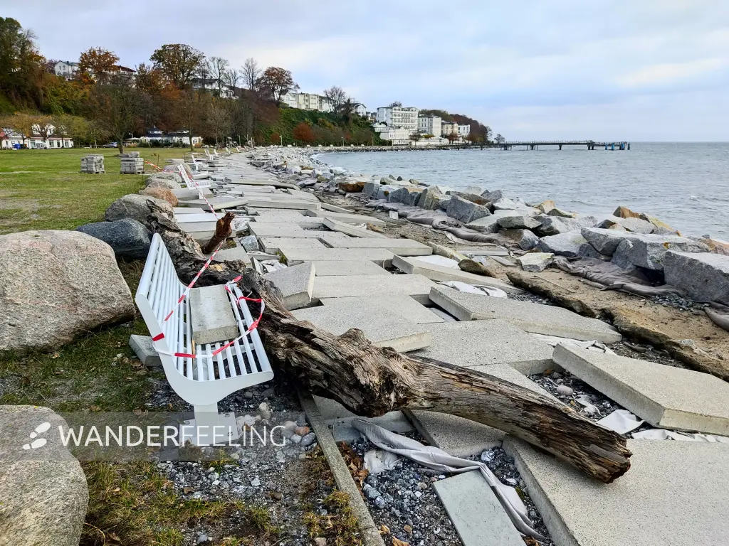 202311070-03 - Sturmschaden an der Strandpromenade in Sassnitz, Rügen, Mecklenburg-Vorpommern, Deutschland