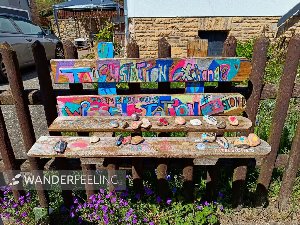 202604220-15 - Tauschstation für Eifelsteine in Urfey, Eifel, Nordrhein-Westfalen, Deutschland