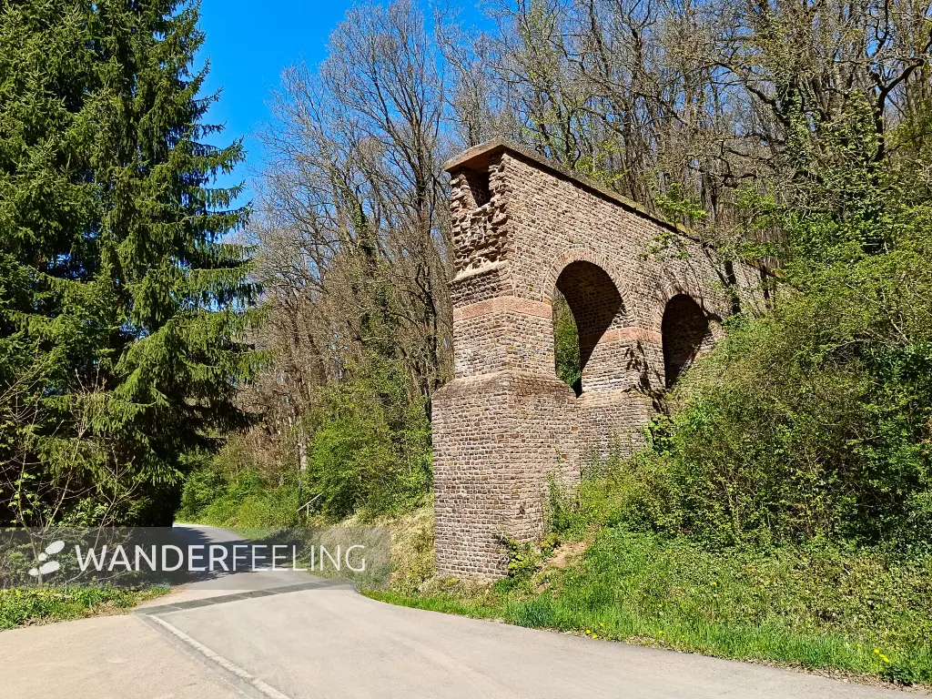 202604220-32 - Teilrekonstruktion eines römischen Aquädukts bei Vussem, Eifel, Nordrhein-Westfalen, Deutschland