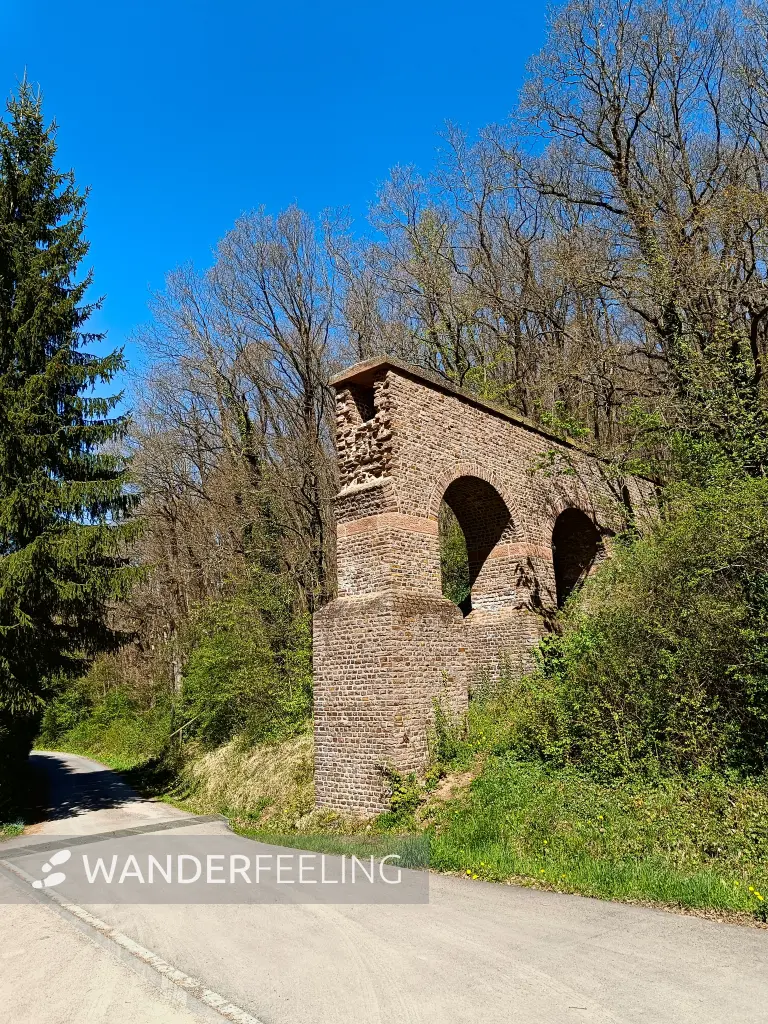 202604220-33 - Teilrekonstruktion eines römischen Aquädukts bei Vussem, Eifel, Nordrhein-Westfalen, Deutschland