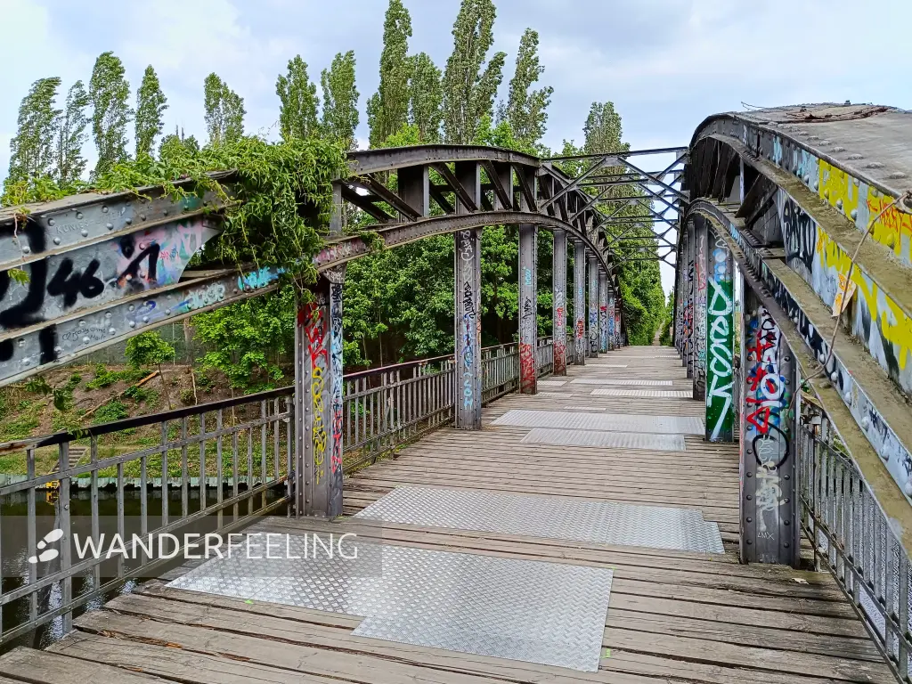 202505140-01 - Teltowkanalbrücke in Mariendorf, Berlin, Deutschland