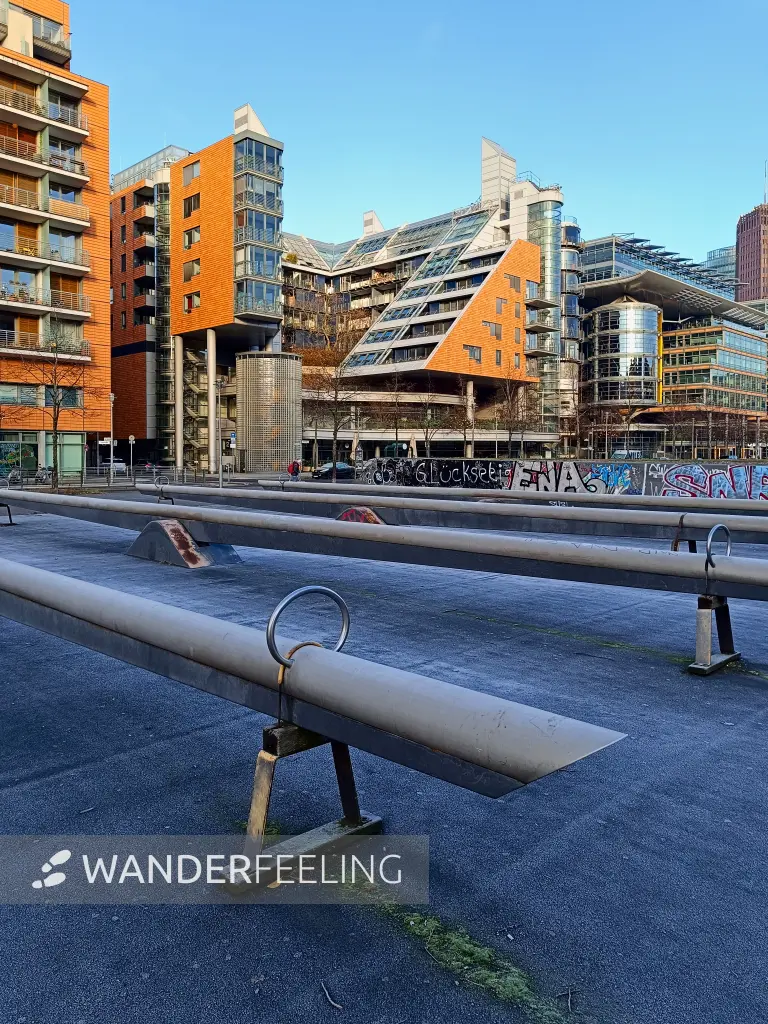 202511220-04 - Tilla-Durieux-Park am Potsdamer Platz in Mitte, Berlin, Deutschland