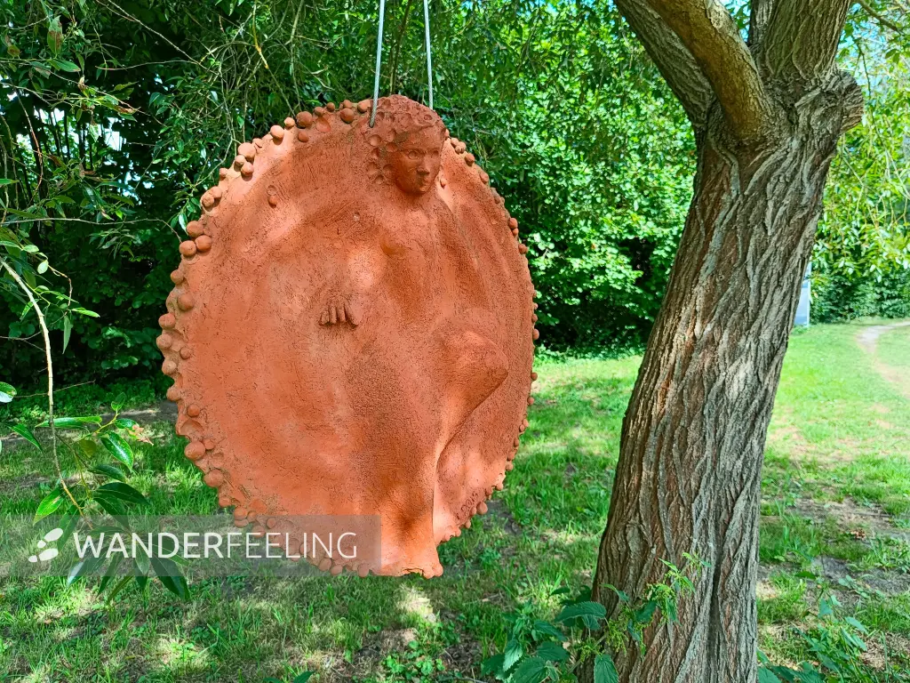 202607210-03 - Tonrelief im Schlosspark Nennhausen, Havelland, Brandenburg, Deutschland