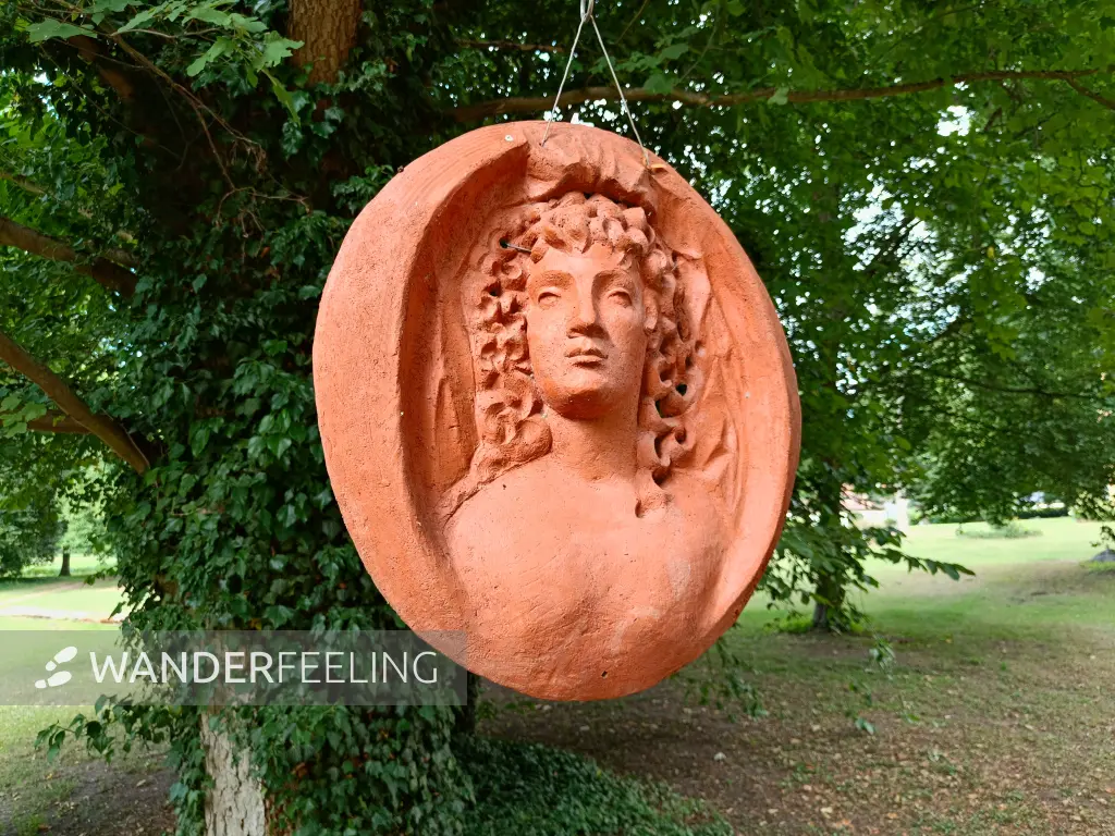 202607210-06 - Tonrelief im Schlosspark Nennhausen, Havelland, Brandenburg, Deutschland