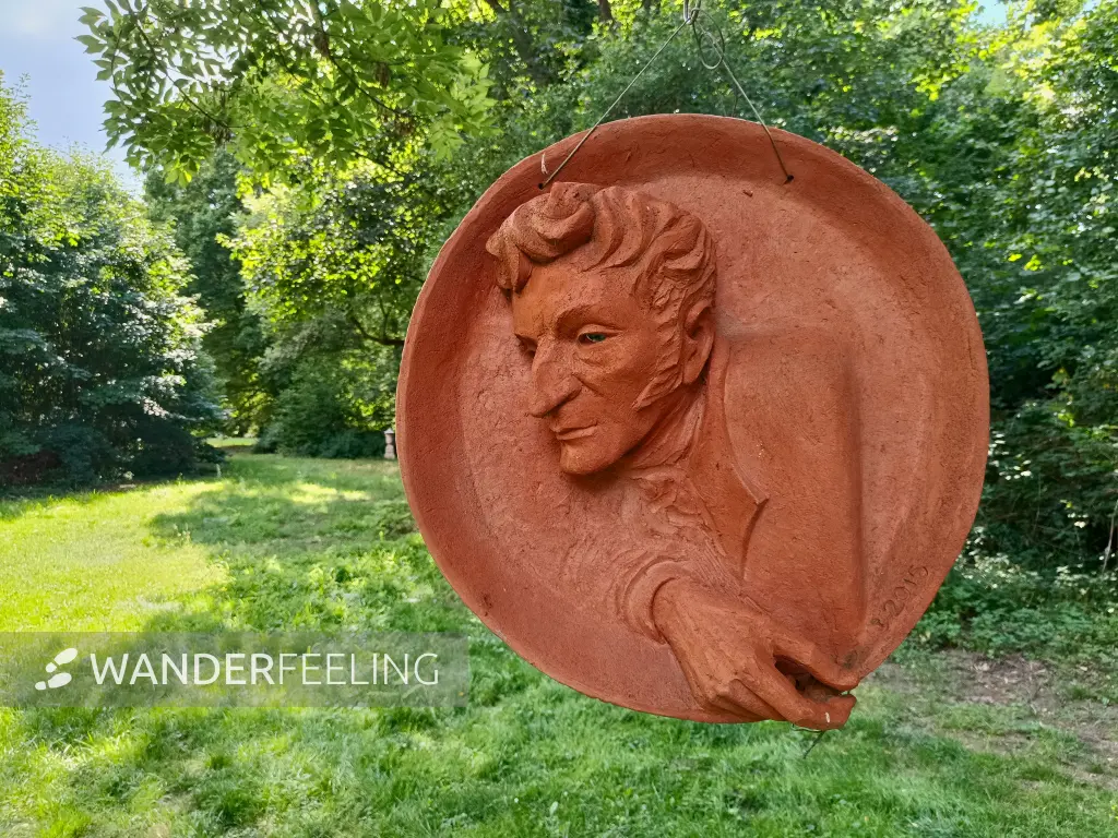 202607210-09 - Tonrelief im Schlosspark Nennhausen, Havelland, Brandenburg, Deutschland