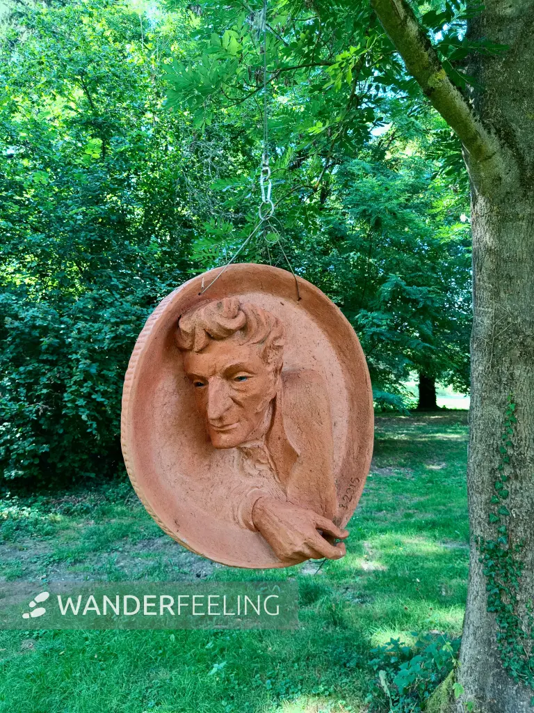 202607210-10 - Tonrelief im Schlosspark Nennhausen, Havelland, Brandenburg, Deutschland