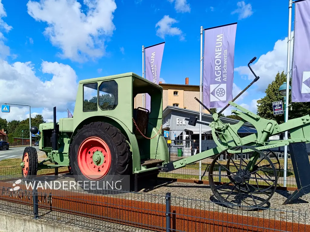 202508260-01 - Traktor am Agroneum in Alt Schwerin, Mecklenburgische Seenplatte, Mecklenburg-Vorpommern, Deutschland
