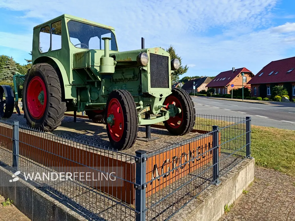 202508260-02 - Traktor am Agroneum in Alt Schwerin, Mecklenburgische Seenplatte, Mecklenburg-Vorpommern, Deutschland
