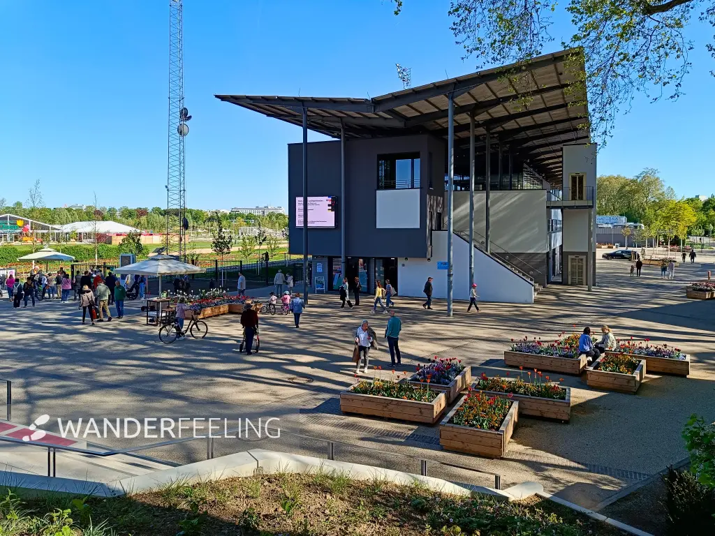 202604231-15 - Tribünengebäude am Stadtpark in Neuss, Niederrhein, Nordrhein-Westfalen, Deutschland