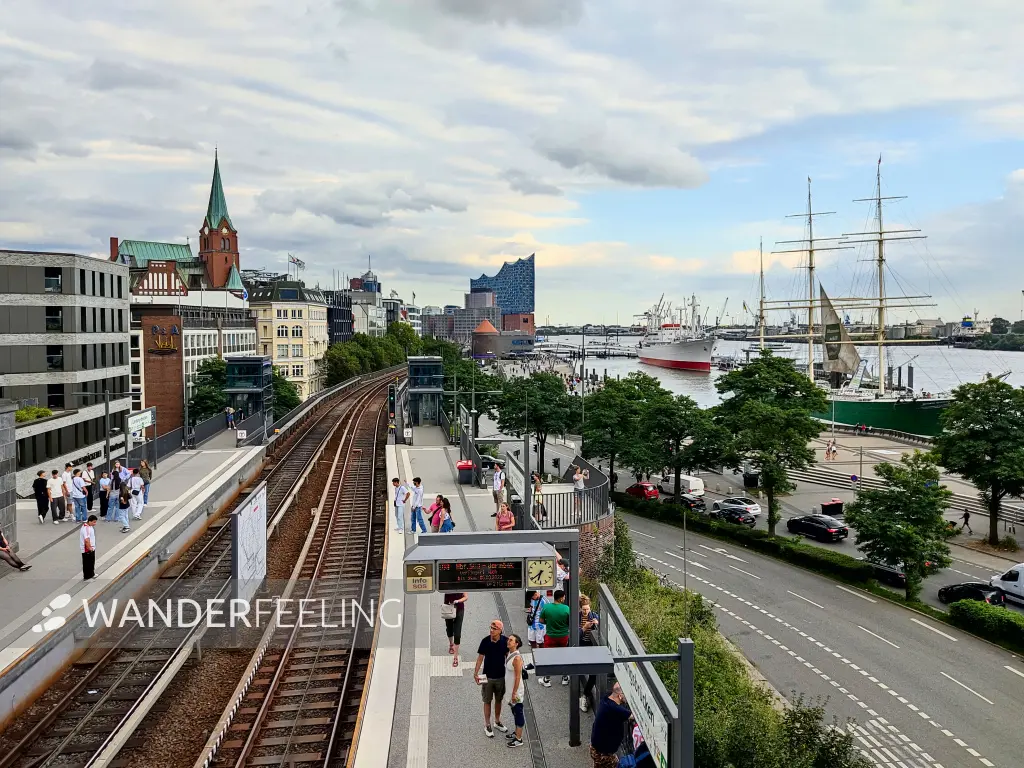 202308231-08 - U-Bahnhof Landungsbrücken in der Neustadt, Hamburg, Deutschland