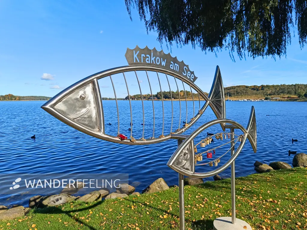 202510130-24 - Uferpromenade in Krakow am See, Mecklenburgische Seenplatte, Mecklenburg-Vorpommern, Deutschland