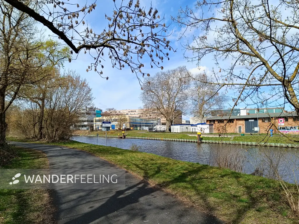 202604040-12 - Uferweg am Teltowkanal in Neukölln, Berlin, Deutschland