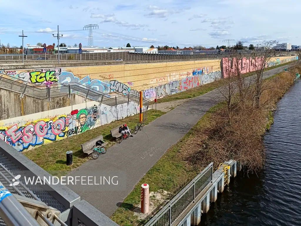 202604040-20 - Uferweg am Teltowkanal in Treptow, Berlin, Deutschland