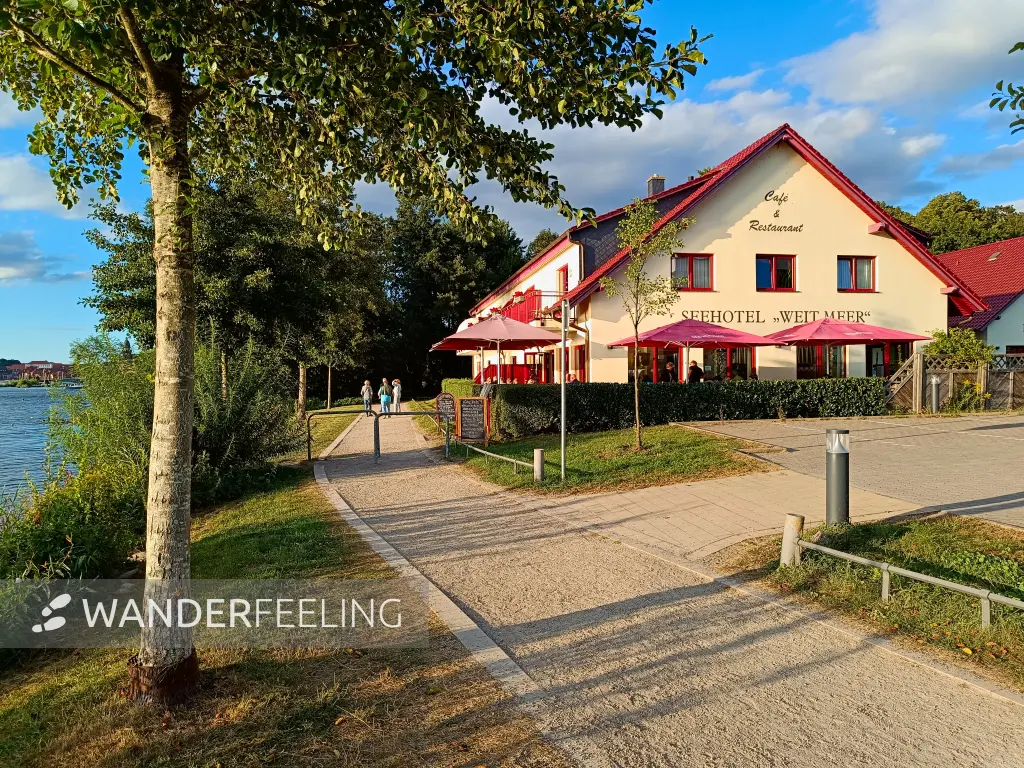 202508200-41 - Uferweg an der Binnenmüritz in Waren, Mecklenburgische Seenplatte, Mecklenburg-Vorpommern, Deutschland