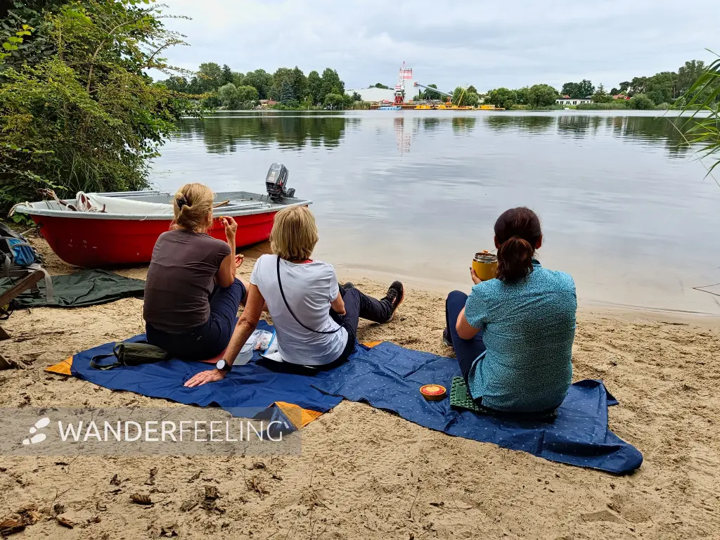 202507260-11 - Wanderer an der Havel zwischen Pritzerbe und Plaue, Havelland, Brandenburg, Deutschland