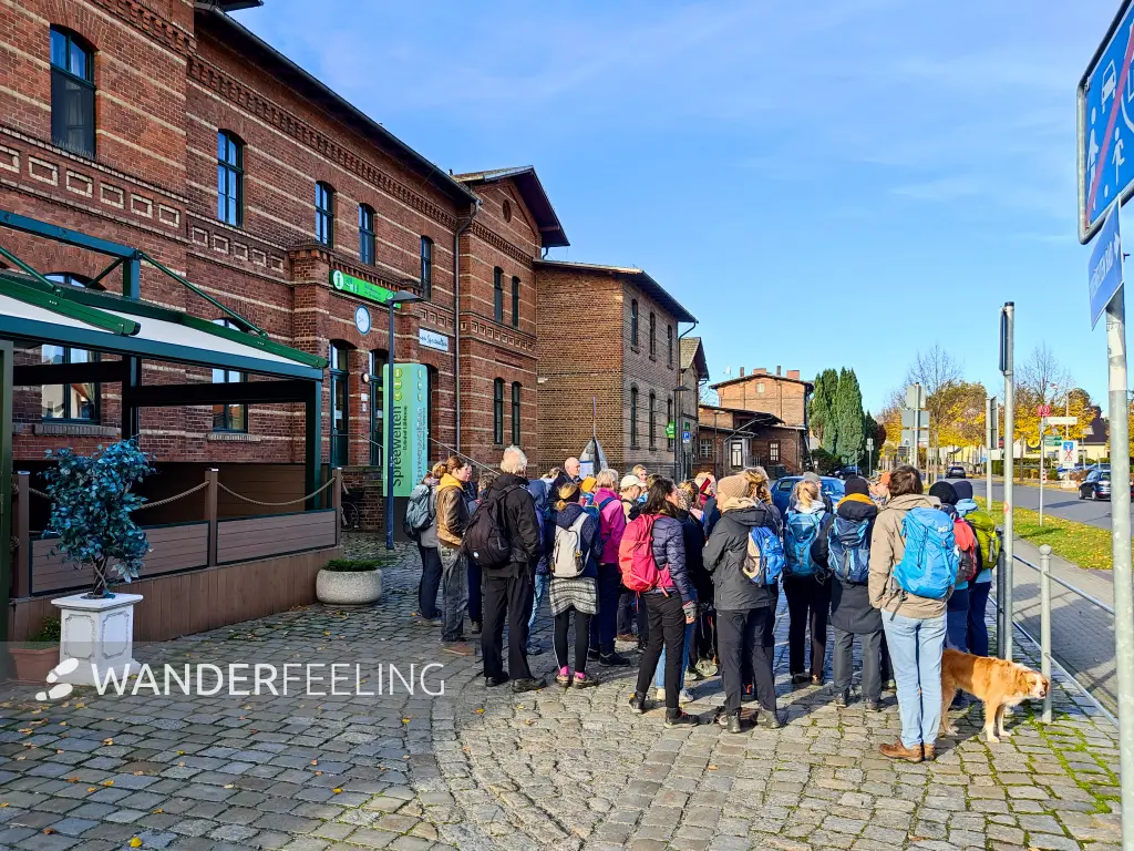 202311040-01 - Wandergruppe am Bahnhof von Lübbenau, Spreewald, Brandenburg, Deutschland