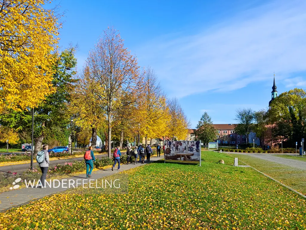 202311040-03 - Wandergruppe in Lübbenau, Spreewald, Brandenburg, Deutschland