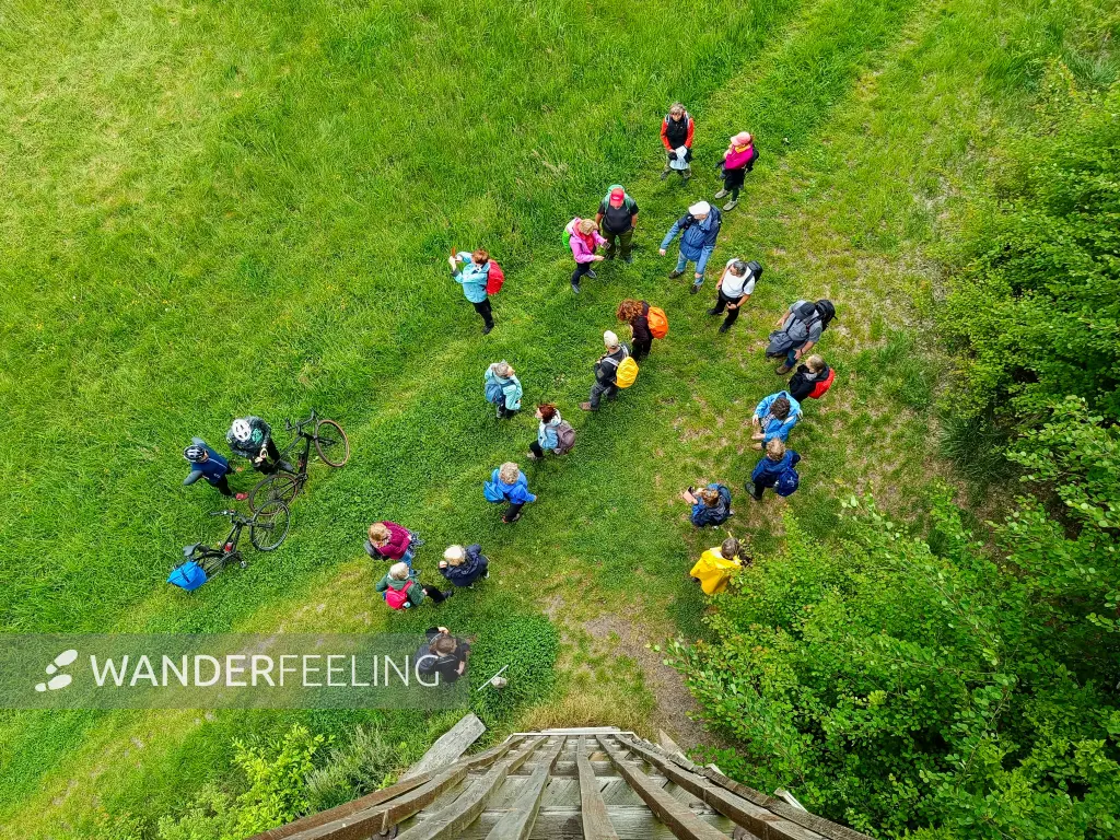 202505170-29 - Wandergruppe vor dem Aussichtsturm am Groß Schauener See, Seenland Oder-Spree, Brandenburg, Deutschland