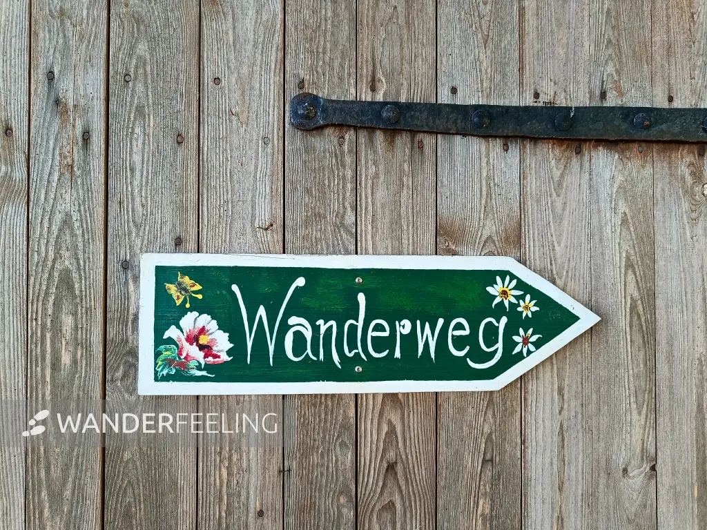 202509120-47 - Wanderwegweiser in der Inselstadt Malchow, Mecklenburgische Seenplatte, Mecklenburg-Vorpommern, Deutschland