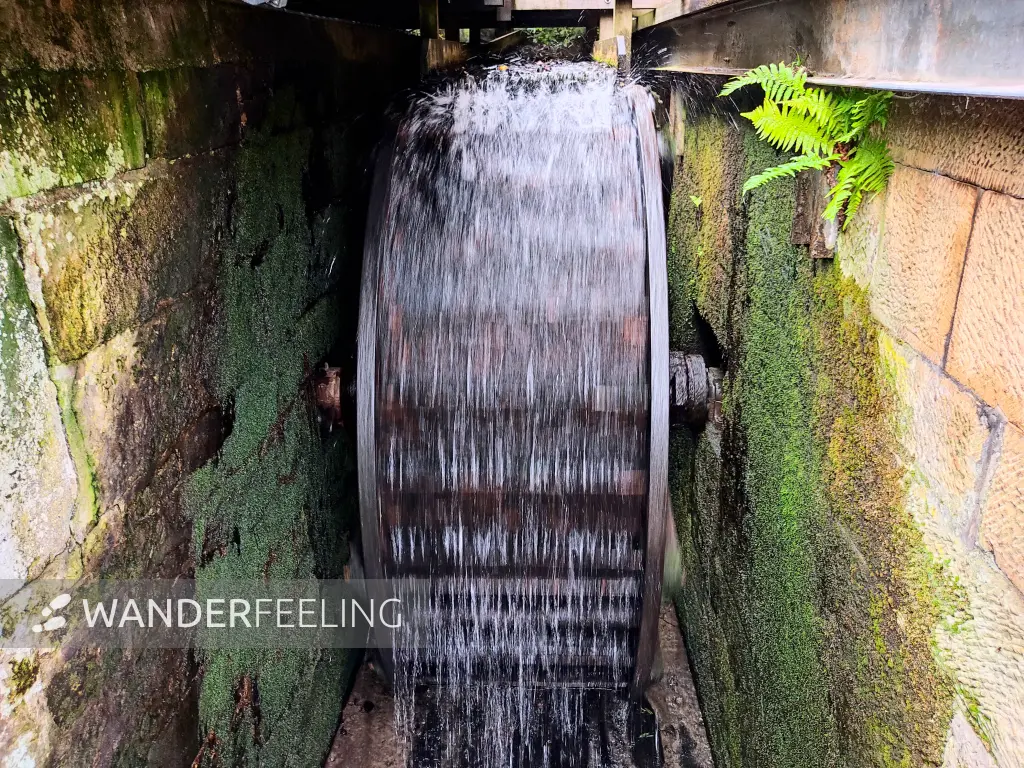 202308180-08 - Wasserrad am Heimatmuseum in Wennigsen, Weserbergland, Niedersachsen, Deutschland