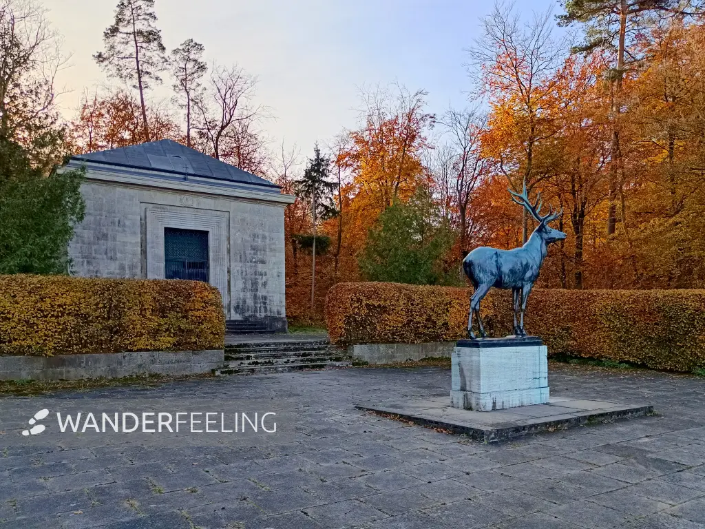 202511050-30 - Wedekind-Mausoleum und Bronzener Hirsch bei Friedrichswalde, Mecklenburgische Seenplatte, Mecklenburg-Vorpommern, Deutschland