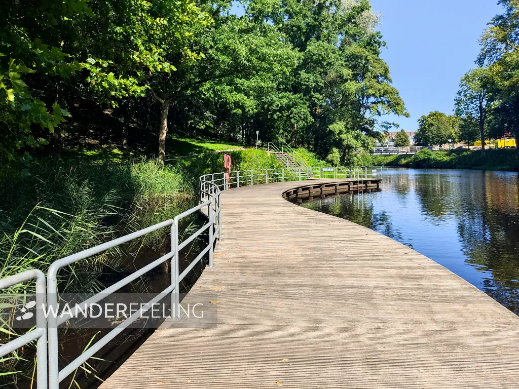 202308220-48 - Weg am Burggraben in Stade, Niedersachsen, Deutschland