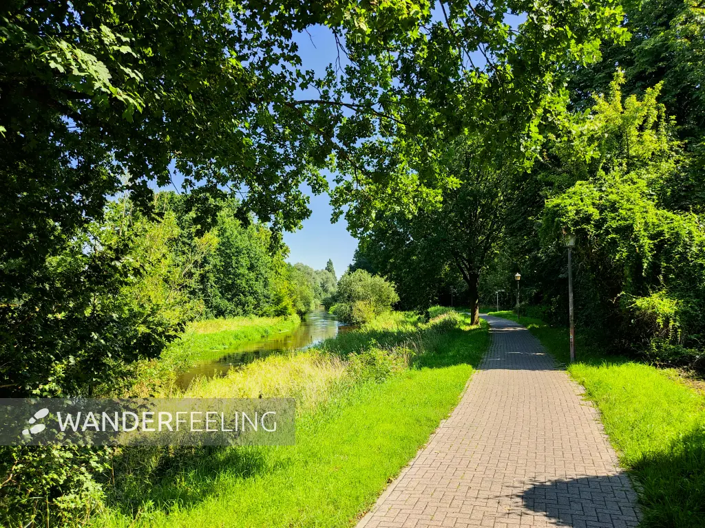 202308181-04 - Weg an der Fuhse in Celle, Lüneburger Heide, Niedersachsen, Deutschland