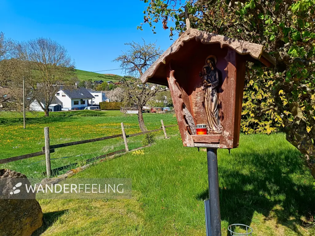 202604220-31 - Wegkreuz bei Vussem, Eifel, Nordrhein-Westfalen, Deutschland
