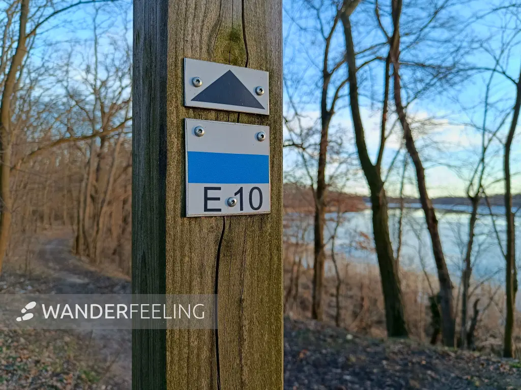 202603020-32 - Wegmarkierung am Großen Plessower See bei Werder, Havelland, Brandenburg, Deutschland