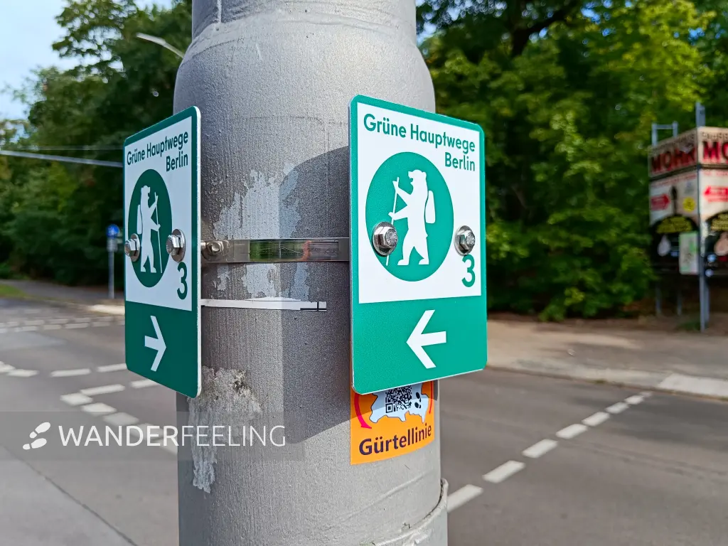 202508300-01 - Wegmarkierungen in Heiligensee, Berlin, Deutschland