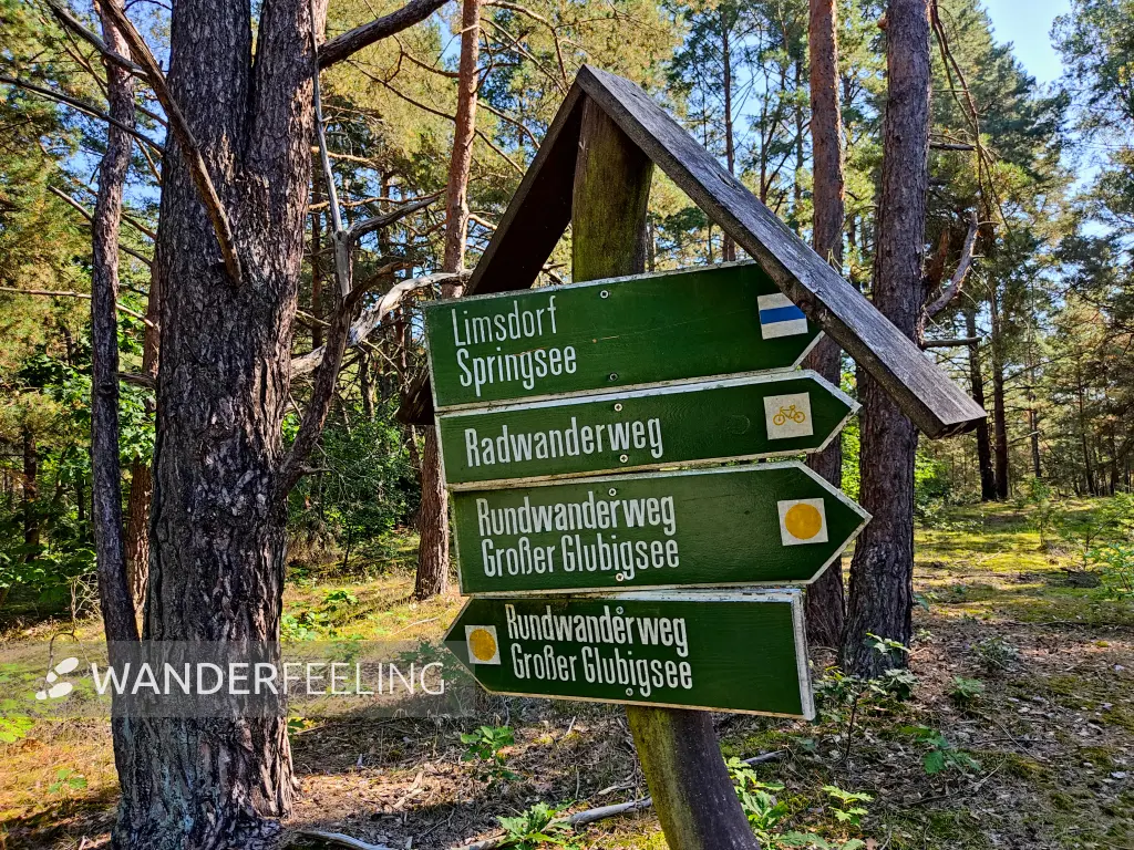 202309160-14 - Wegweiser an der Glubigseenkette, Seenland Oder-Spree, Brandenburg, Deutschland
