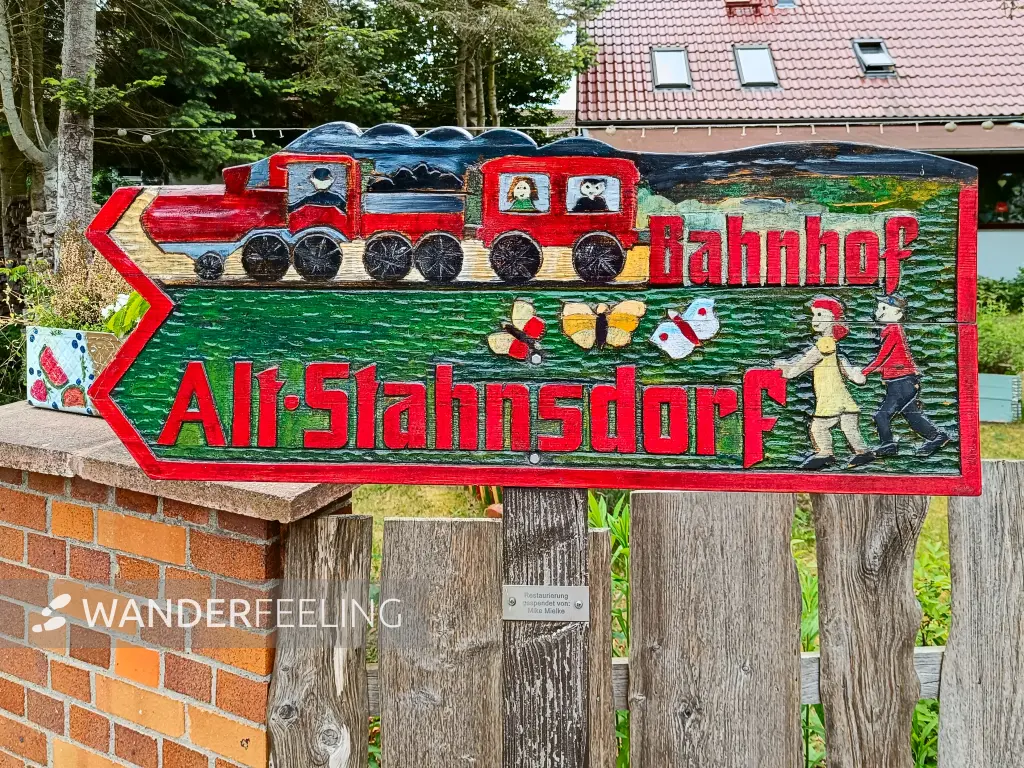 202505170-01 - Wegweiser in Kummersdorf, Seenland Oder-Spree, Brandenburg, Deutschland