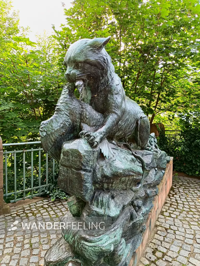 202507300-16 - Wildkatzenskulptur in Geltow, Brandenburg, Deutschland