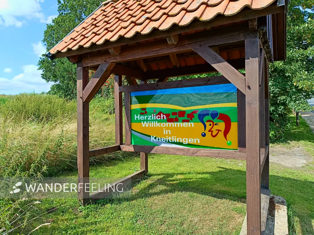 202407220-20 - Willkommensschild in Kneitlingen, Braunschweiger Land, Niedersachsen, Deutschland