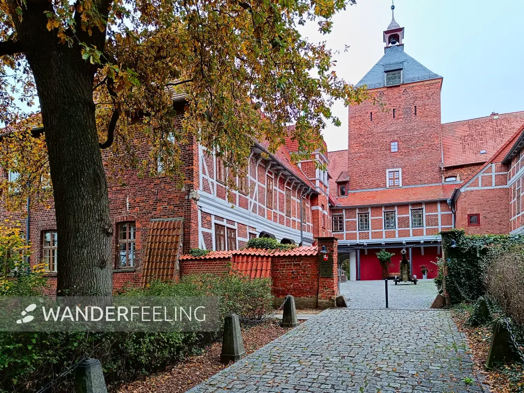 202410210-36 - Winsener Schloss in Winsen (Luhe), Lüneburger Heide, Niedersachsen, Deutschland
