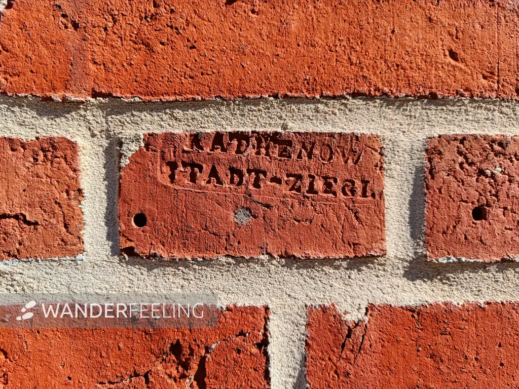 202603230-10 - Ziegelstempel an einem Altstadthaus in Rathenow, Havelland, Brandenburg, Deutschland